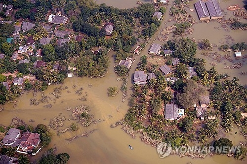지난 2일(현지시간) 홍수로 물에 잠긴 스리랑카의 한 마을 모습.[로이터 연합뉴스]
