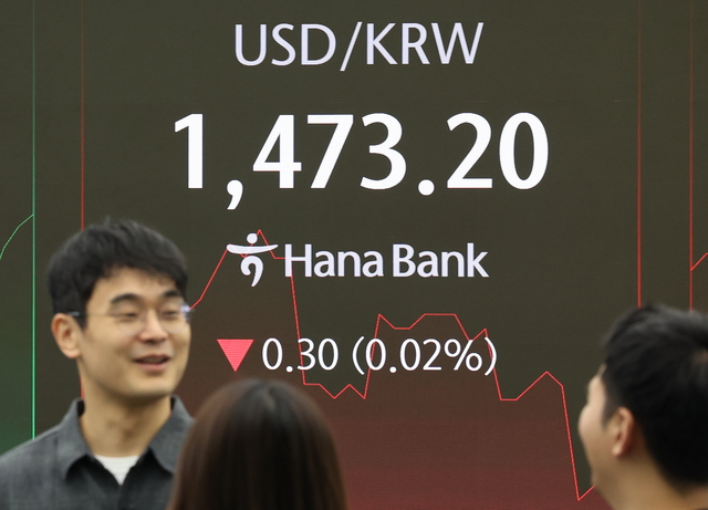 지난 5일 서울 중구 하나은행 본점 딜링룸에서 직원들이 업무를 보고 있다. [연합뉴스]
