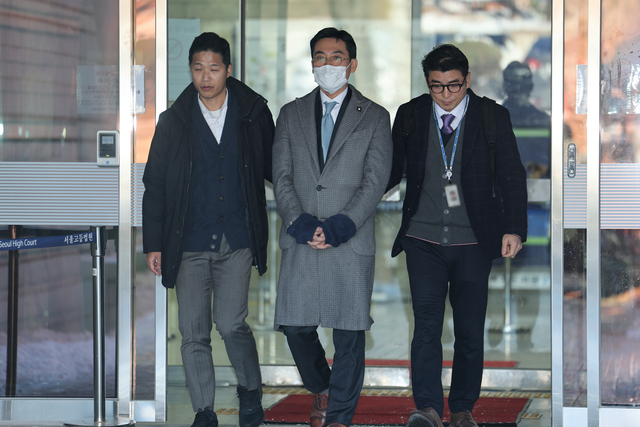 김건희 여사 일가 ‘집사’로 알려진 김예성씨의 공범 조영탁 IMS모빌리티 대표가 5일 서울 서초구 서울중앙지방법원에서 열린 구속 전 피의자 심문(영장실질심사)을 마친 뒤 청사를 나서고 있다. [연합뉴스]