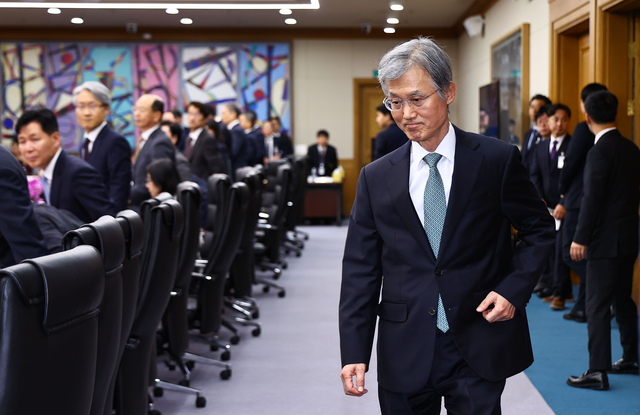조희대 대법원장이 지난 5일 서울 서초구 대법원에서 열린 전국법원장회의 정기회의에 참석해 인사말을 하기 위해 연단으로 향하고 있다. [연합뉴스]