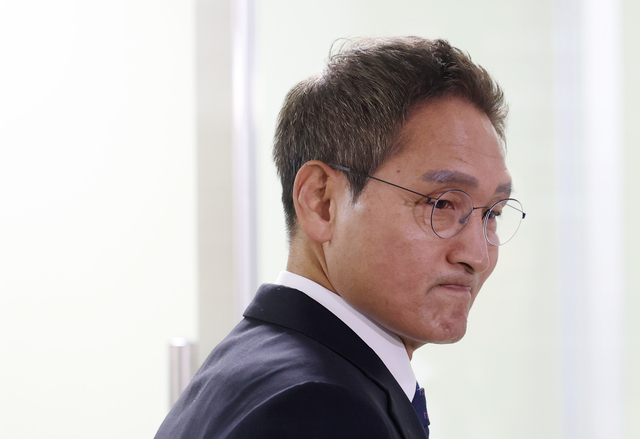 ‘관봉권 띠지 폐기 의혹’과 ‘쿠팡 퇴직금 불기소 외압 의혹’을 수사할 안권섭 특별검사가 6일 서초구 사무실에서 열린 특검팀 현판식을 마치고 퇴장하고 있다. [연합뉴스]