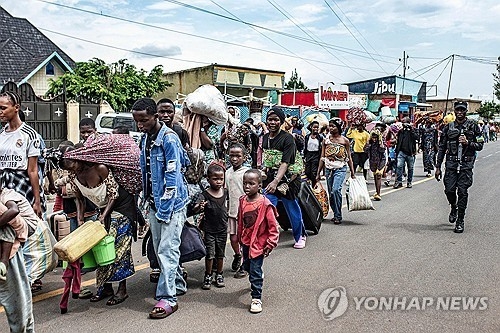 민주콩고 동부 접경 마을 카마뇰라에서 교전 격화로 피란길에 나선 주민들. [AFP=연합뉴스]