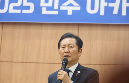 더불어민주당 정청래 대표가 6일 제주도노동자종합복지관 대강당에서 열린 ‘제주 발전과 이재명 정부 성공을 위한 2025 민주 아카데미에서’에서 강연하고 있다. [제주=연합뉴스]