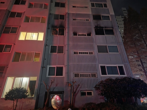 창원 아파트 3층서 불나 60대 부부 숨져…주민 130여명 대피