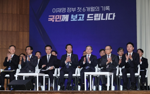 7일 용산 대통령실에서 열린 이재명 대통령 정부 6개월 성과 간담회에서 참석자들이 박수를 치고 있다. 앞줄 오른쪽부터 강훈식 대통령비서실장, 위성락 국가안보실장, 김용범 정책실장, 우상호 정무수석, 이규연 홍보소통수석, 전성환 경청통합수석, 봉욱 민정수석.  [연합뉴스]
