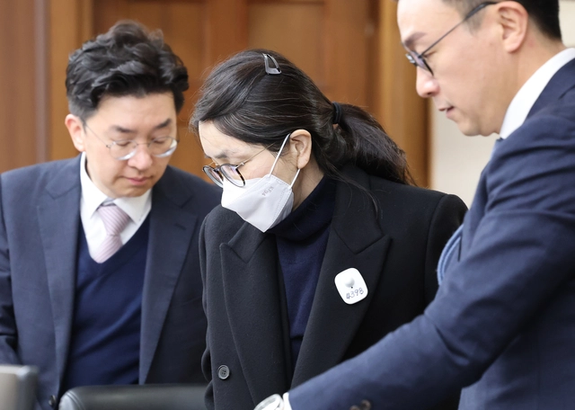 도이치모터스 주가조작 공모와 명태균 공천개입, 통일교 청탁·뇌물 수수 의혹 혐의 등으로 구속기소된 김건희 여사가 지난 12월 3일 서울 서초구 서울중앙지방법원에서 열린 자본시장법 위반 혐의 결심 공판에 출석하고 있다.<사진공동취재단·연합뉴스>