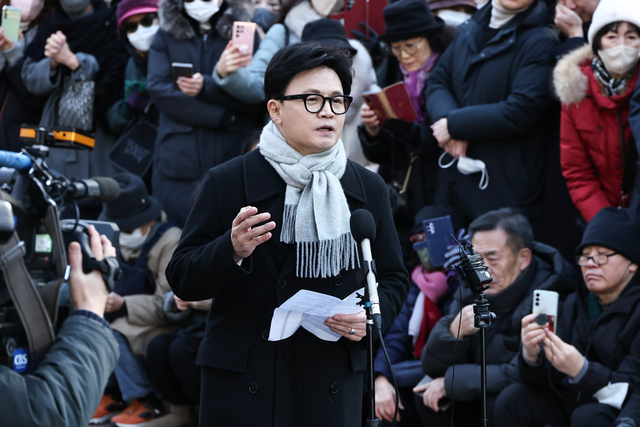 윤석열 전 대통령이 선포한 12·3 비상계엄 당시 계엄저지파를 주도했던 한동훈 국민의힘 전 당대표가 지난 12월 3일 서울 여의도 국회도서관 앞 쪽문에서 비상계엄 사태 1주기 계기 기자회견을 하고 있다.<연합뉴스 사진>