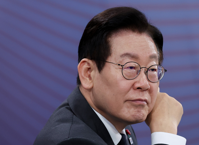 이재명 대통령이 5일 충남 천안시 한국기술교육대학교에서 열린 ‘충남의 마음을 듣다’ 타운홀미팅에서 참석자 발언을 듣고 있다. 연합뉴스