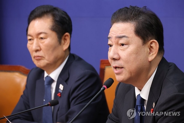 김병기 더불어민주당 원내대표가 8일 서울 여의도 국회에서 열린 최고위원회의에서 발언하고 있다. 왼쪽은 정청래 당대표. [연합뉴스]