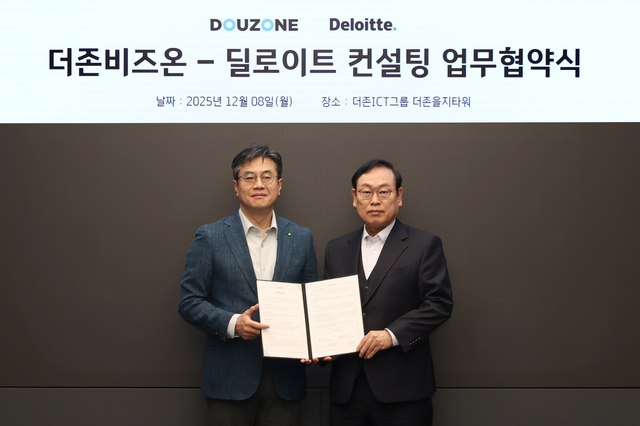 배재민(왼쪽) 딜로이트컨설팅코리아 대표와 이강수 더존비즈온 사장이 8일 서울 중구 더존을지타워에서 업무협약을 체결하고 있다. 더존비즈온 제공