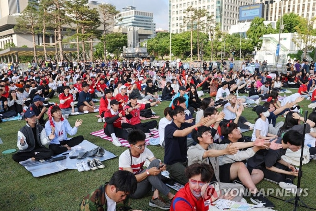 지난 2023년 20세 이하 월드컵 당시 서울 종로구 광화문광장에서 축구팬들이 국가대표팀을 응원하고 있다. [연합뉴스 제공]
