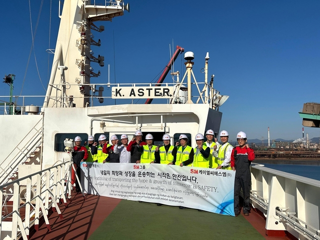 이동수 대한해운∙권오길 KLCSM 대표이사를 비롯한 양사 경영진 10명이 전남 광양시 포스코 광양제철소 원료 부두에 정박한 ‘케이 아스터호’를 살펴본 후 기념촬영을 하고 있다. SM그룹 제공.
