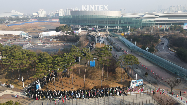 지난 7일 경기 일산 킨텍스에서 열린 'AGF 2025' 헹사에 입장하려는 팬들이 길게 줄을 서 있다. AGF조직위원회 제공
