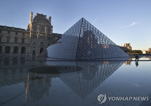 보석 도난당한 루브르 박물관, 이번엔 ‘물난리’…“희귀 도서 400권 손상”