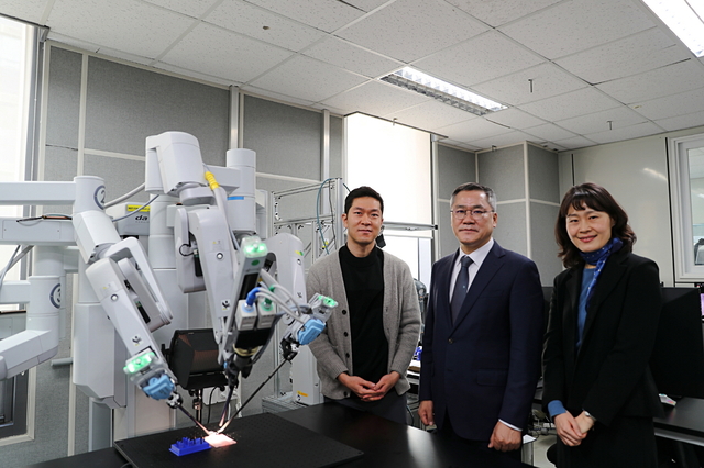 왼쪽부터 DGIST 황민호 교수, 인튜이티브서지컬코리아 최용범 대표, 진영 이사. 인튜이티브서지컬코리아 제공