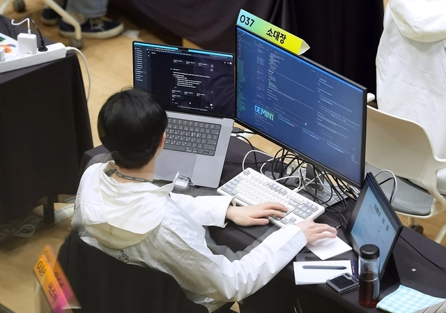 카카오임팩트와 브라이언임팩트가 지난달 22일 개최한 'AI 톱 100' 경진대회에서 참가자들이 과제를 수행하고 있다. 카카오 제공
