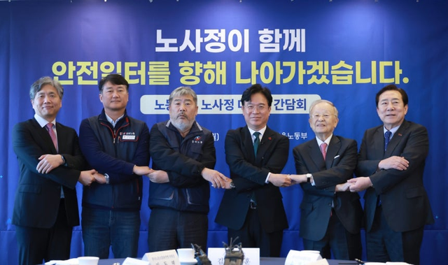 류현철(왼쪽부터) 고용노동부 산업안전보건본부장, 양경수 전국민주노동조합총연맹 위원장, 김동명 한국노동조합총연맹 위원장, 김영훈 고용노동부 장관, 손경식 한국경영자총협회장, 김기문 중소기업중앙회장이 8일 서울 중구 한국프레스센터에서 열린 노동안전 노사정 대표자 간담회에서 기념 촬영을 하고 있다. 고용노동부 제공
