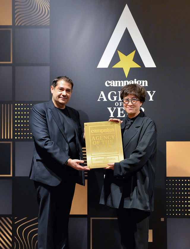김정아(오른쪽) 이노션 대표이사가 최근 글로벌 광고 마케팅 전문지 ‘캠페인 아시아’가 주관한 ‘2025 올해의 에이전시’ 시상식에서 기념사진을 찍고 있다. 이노션 제공