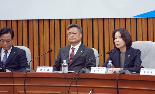 지난 11월 26일 국회에서 열린 국민의힘 언론자유특별위원회 임명장 수여식에 송언석(왼쪽부터) 원내대표와 특위 위원장인 김장겸 의원, 위원인 최수진 의원 등이 참석해 있다.<김장겸 국회의원 페이스북 사진 갈무리>