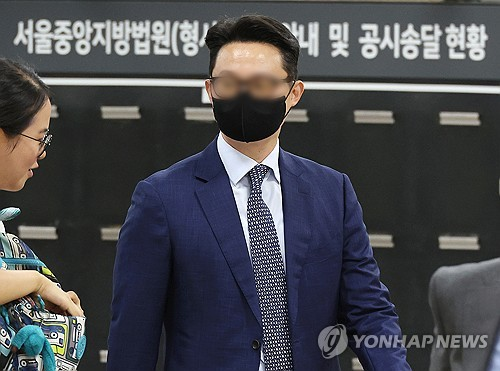 ‘건진법사 청탁 의혹’의 핵심 인물인 통일교 전 세계본부장 윤모 씨가 30일 영장실질심사를 위해 서울중앙지법에 출석하고 있다. [연합뉴스]