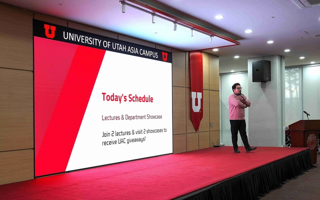 변정수 유타대 아시아캠퍼스 입학처장이 지난 6일 고등학생들을 대상으로 개최한 전공, 진로 체험행사 ‘Discover the U’를 소개하고 있다