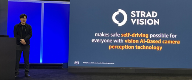 김인수 스트라드비젼 데이터 이노베이션 센터장이 지난 1~5일 미국 네바다주 라스베이거스에서 열린 ‘아마존웹서비스(AWS) 리인벤트(re:Invent) 2025’에서 발표를 하고 있다. 스트라드비젼 제공