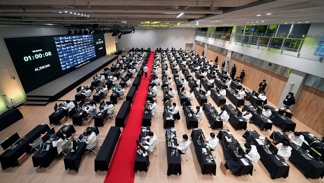 카카오임팩트와 브라이언임팩트가 지난달 22일 개최한 'AI 톱 100' 경진대회에서 참가자들이 과제를 수행하고 있다. 카카오 제공
