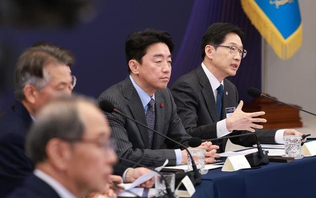 강훈식 대통령실 비서실장이 8일 용산 대통령실 청사에서 열린 지방시대위원회 보고회에서 김경수 대통령 직속 지방시대위원장의 발표를 듣고 있다. 연합뉴스