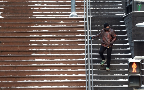 폭설 후 한파로 도로 곳곳이 얼어붙은 5일 서울 이태원역 인근에서 시민이 빙판길을 조심히 걷고 있다. [연합뉴스]