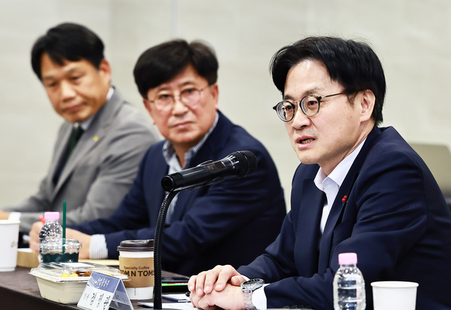 김정관 산업통상부 장관이 지난달 26일 전남 여수시 유탑마리나호텔에서 열린 석유화학·철강산업 생태계 유관 기업 간담회를 주재하고 있다. [연합뉴스]