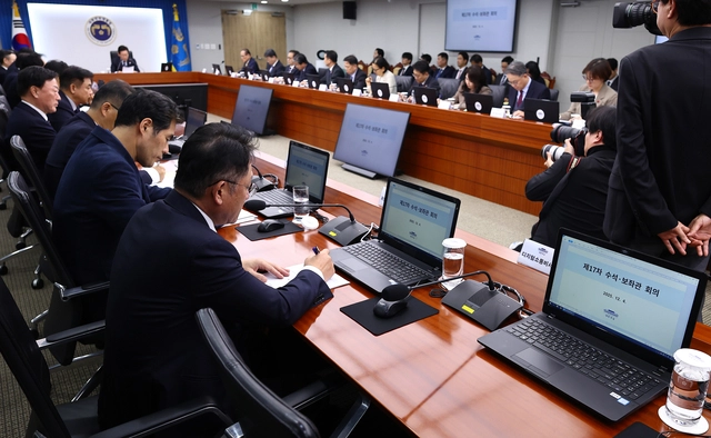 이재명 대통령이 지난 12월 4일 용산 대통령실에서 주재한 수석·보좌관회의에서 회의 초반 김남국 디지털소통비서관 자리가 비어 있다.<연합뉴스 사진>