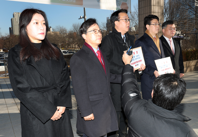 국민의힘 곽규택(가운데) 법률자문위원장이  8일 경기 과천 고위공직자범죄수사처 민원실 앞에서 사법정의수호 및 독재저지 특별위원회 위원들과 함께 이재명 대통령과 정성호 법무부 장관을 직권남용권리행사방해죄 혐의로 고발하기 전 발언하고 있다. 이들은 이 대통령과 정 장관을 이화영 전 경기도 평화부지사 재판에 집단 퇴청한 검사들에 대한 감찰과 관련해 직권남용 혐의로 고발하고, 문진석 더불어민주당 의원과 김남국 전 대통령실 디지털소통비서관, 김현지 대통령실 제1부속실장, 강훈식 대통령비서실장을 ‘인사 청탁’ 논란과 관련해 직권남용 및 청탁금지법 위반 혐의로 함께 고발했다.<연합뉴스 사진>