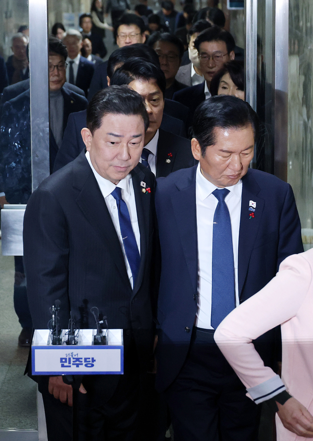 정청래 대표와 김병기 원내대표를 비롯한 더불어민주당 의원들이 8일 서울 여의도 국회에서 열린 비공개 의원총회를 마친 뒤 회의장을 나서고 있다. [연합뉴스]