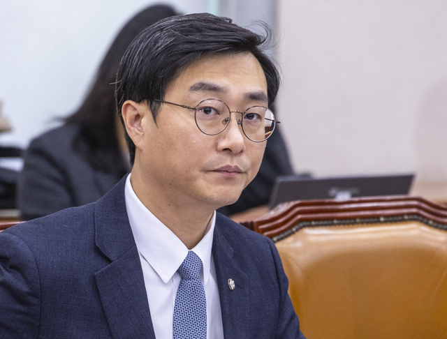 장경태 더불어민주당 의원이 8일 국회에서 열린 법제사법위원회 법안심사제1소위에 참석해 있다. [연합뉴스]