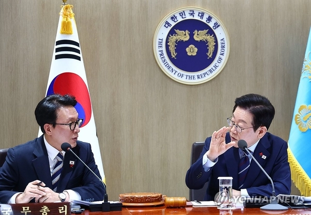 이재명 대통령과 김민석 국무총리가 2일 용산 대통령실에서 열린 국무회의에서 대화하고 있다. [연합뉴스]