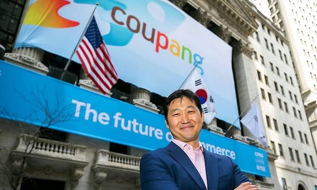 김범석 쿠팡 이사회 의장이 지난 2021년 3월 쿠팡의 미국 뉴욕증권거래소 상장을 앞두고 거래소 앞에서 포즈를 취하고 있다. AP 연합뉴스
