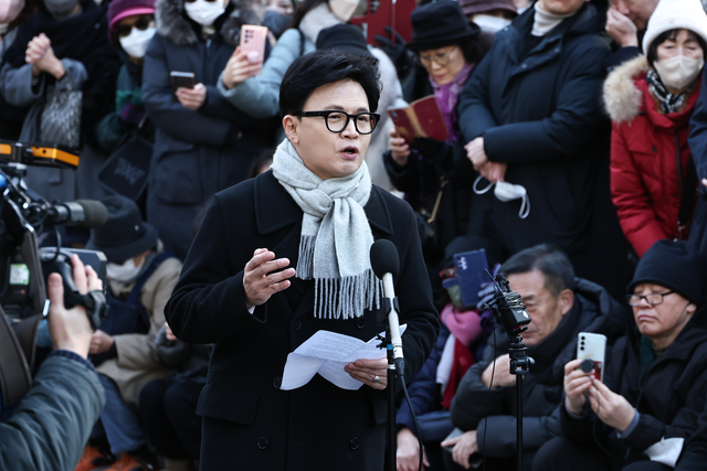 한동훈 국민의힘 전 대표가 지난 3일 서울 여의도 국회도서관 앞 쪽문에서 12ㆍ3 비상계엄 1주년 관련 기자회견을 하고 있다. [연합뉴스]