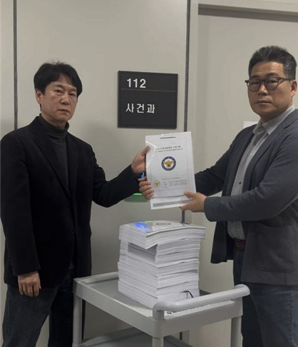 9일 압수수색 영장을 신청하는 백해룡 (오른쪽) 경정.  [백해룡 경정 제공]