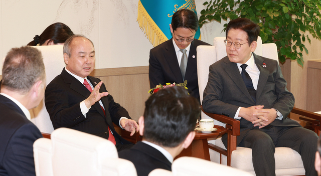 이재명 대통령이 지난 5일 용산 대통령실에서 손정의 소프트뱅크그룹 회장의 말을 듣고 있다. 연합뉴스