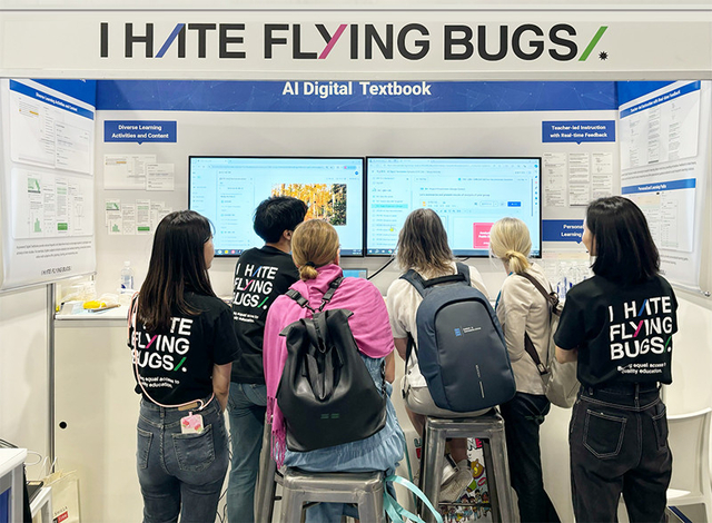 미국 덴버에서 열린 글로벌 에듀테크 박람회 ISTE Live 2024에 참가해 AIDT 프로토타입 소개하는 모습. (아이헤이트플라잉버그스 제공)