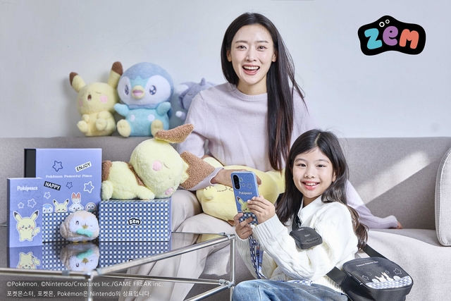 모델들이 SKT의 키즈폰 신제품 ‘ZEM폰 포켓피스’를 소개하고 있다. SKT 제공