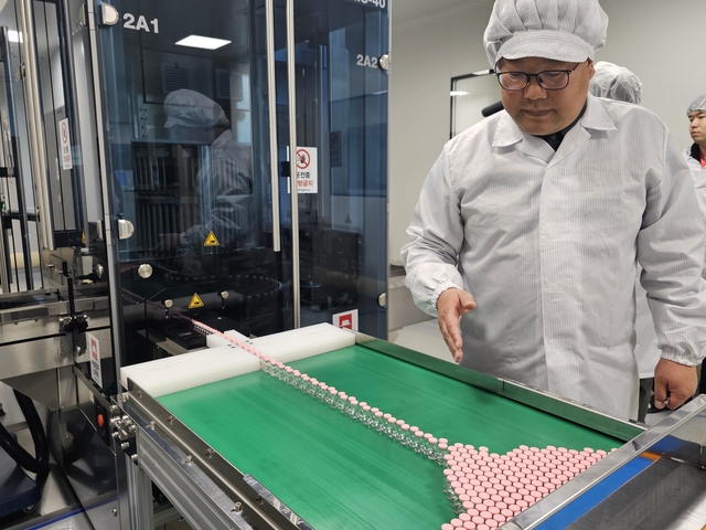 질병관리청과 GC녹십자가 공동 개발한 세계 최초 유전자 재조합 단백질 탄저백신 ‘배리트락스주’의 샘플들이 8일 전남 화순 GC녹십자 공장의 컨베이어벨트를 타고 내려오고 있다. 화순=강민성 기자