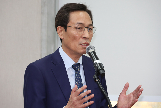 우상호 대통령실 정무수석이 6일 서울 여의도 국회에서 열린 운영위원회의 대통령비서실과 국가안보실, 대통령경호처 등에 대한 국정감사에서 위원 질의에 답하고 있다. 연합뉴스
