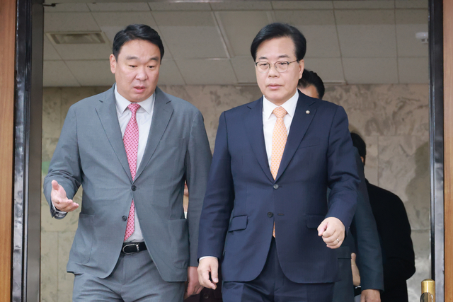 송언석(오른쪽) 국민의힘 원내대표가 9일 국회 본청에서 열린 당 원내대책회의에 참석하며 정희용(왼쪽) 사무총장과 대화하고 있다.<연합뉴스 사진>