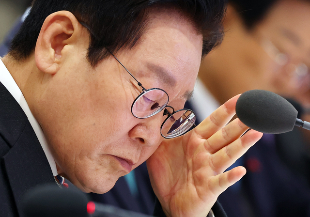 이재명 대통령이 9일 서울 용산 대통령실에서 열린 국무회의에서 자료를 보고 있다. 연합뉴스