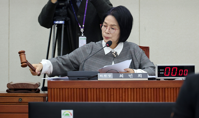 최민희 국회 과학기술정보방송통신위원장이 9일 국회에서 열린 과방위 제19차 전체회의에서 의사봉을 두드리고 있다. [연합뉴스]