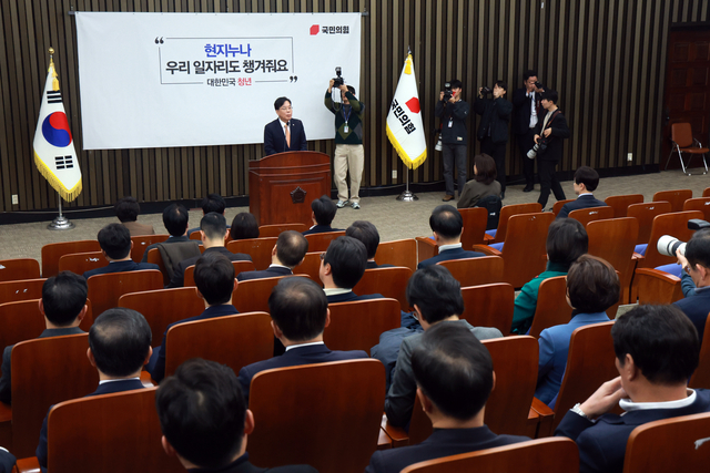 송언석 국민의힘 원내대표가 9일 국회 본청에서 본회의를 앞두고 열린 의원총회에 참석해 발언하고 있다.