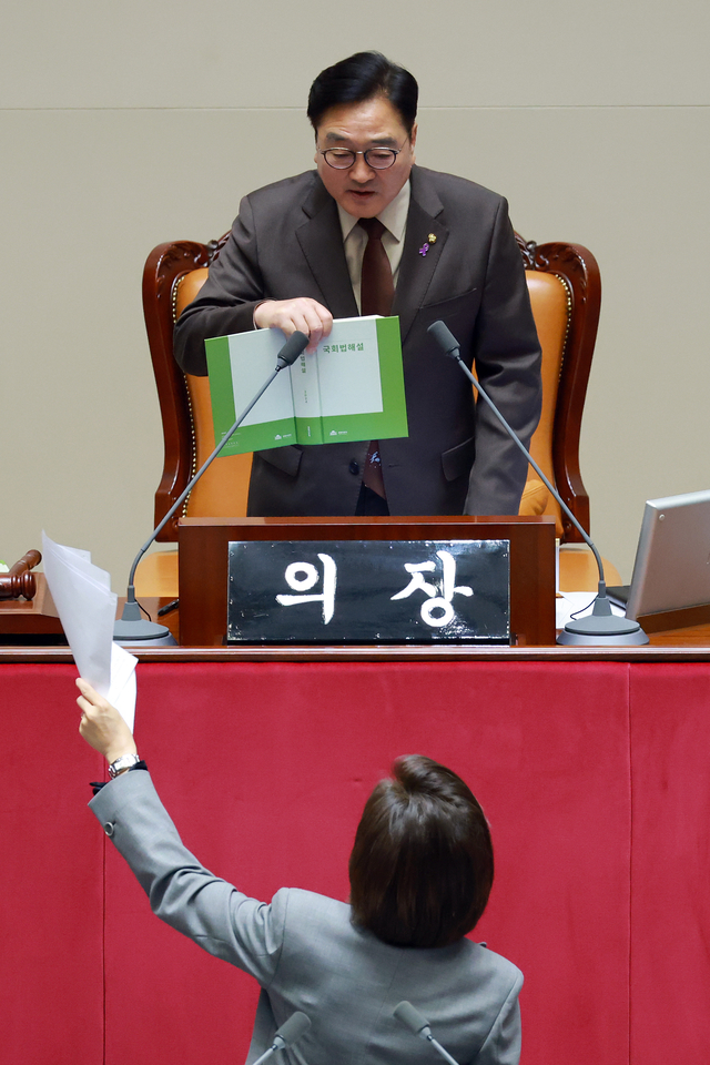 9일 국회 본회의에서 나경원 국민의힘 의원이 가맹사업거래의 공정화에 관한 법률 일부개정법률안에 대해 무제한 토론을 하는 도중 우원식 국회의장이 의제와 관련 없는 토론을 한다며 마이크를 꺼버리자 나 의원이 항의하고 있다.<연합뉴스 사진>