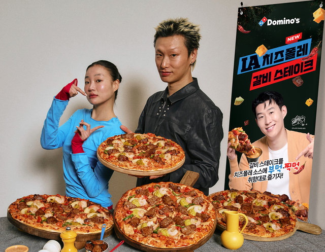 도미노피자가 오는 12일 한국 진출 35주년을 기념해 신메뉴 ‘LA 치즈폴레 갈비 스테이크 피자’를 출시한다고 10일 밝혔다. 사진은 도미노피자 모델들이 신제품을 소개하는 모습. [도미노피자 제공]