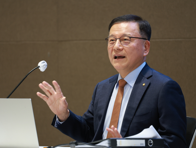 김종화 한국은행 금융통화위원이 10일 오전 서울시 중구 한국은행에서 열린 기자간담회에서 발언하고 있다. [한국은행 제공]